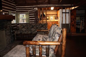 TV, fireplace - Cabin fit for a Family (Clarington)