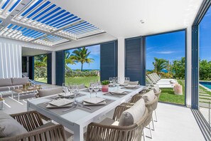 屋外ダイニングエリア