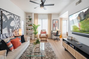 Smart TV, foosball, table tennis - Ground Floor-hot Tub-Fire Pit-Gym & View From Pool (Scottsdale)