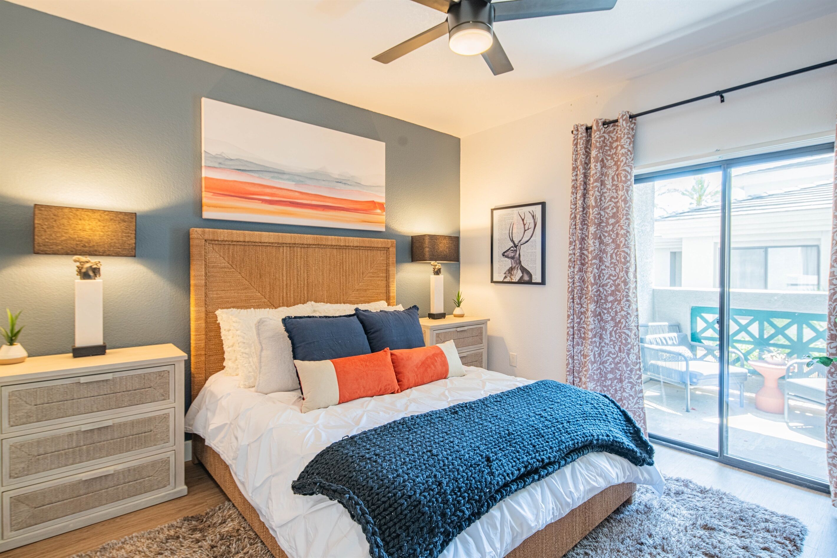 2 habitaciones, escritorio y tabla de planchar con plancha 