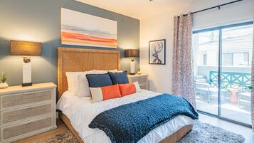 2 habitaciones, escritorio y tabla de planchar con plancha