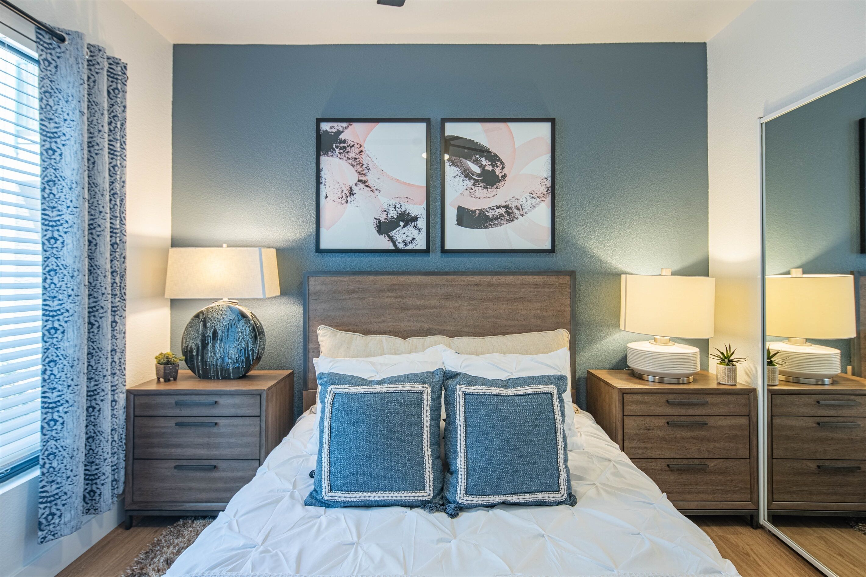 2 habitaciones, escritorio y tabla de planchar con plancha 