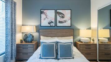 2 habitaciones, escritorio y tabla de planchar con plancha