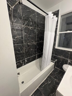 Handtücher, Seife, Toilettenpapier