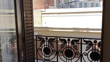 Standaard driepersoonskamer, 3 eenpersoonsbedden, balkon, uitzicht op de stad | Terras