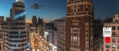 Superior vierpersoonskamer, Meerdere bedden, niet-roken, balkon | Een bureau, een strijkplank/strijkijzer, gratis wifi