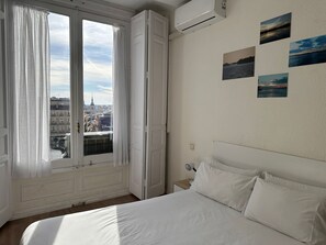 Standaard driepersoonskamer, Meerdere bedden, niet-roken, uitzicht op de stad | Een bureau, een strijkplank/strijkijzer, gratis wifi