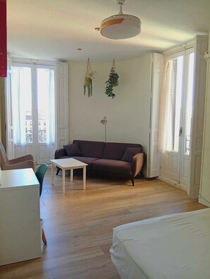 Desk, iron/ironing board, travel cot, free WiFi - Éxito en Madrid (Madrid)