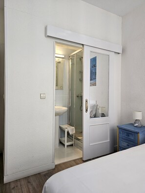 Chambre Double Standard, 1 lit double, balcon, vue ville