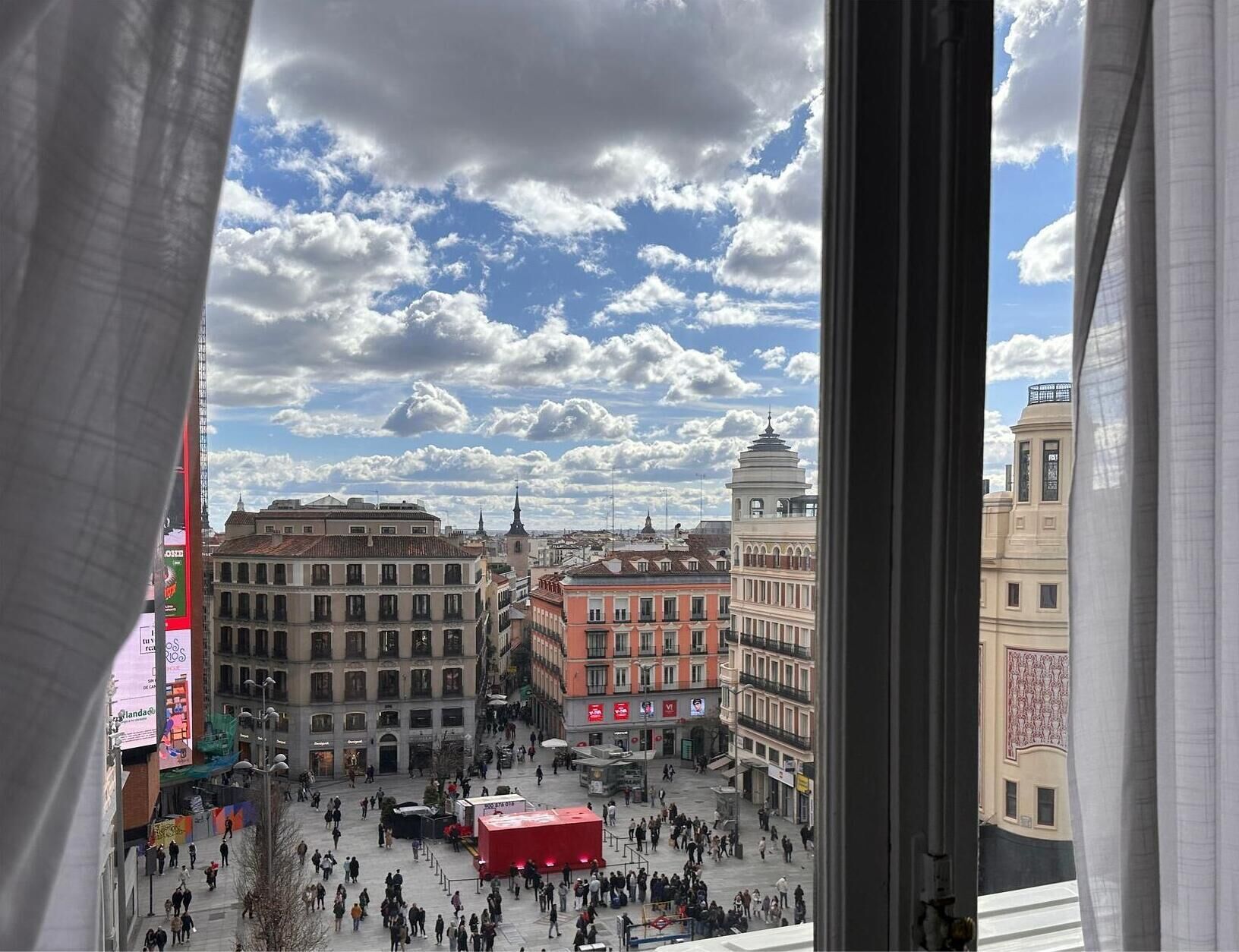 標準三人房, 多張床, 非吸煙房, 城市景觀 | 書桌、熨斗/熨衣板、免費無線上網