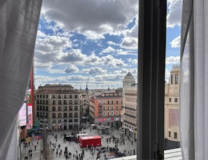 Standaard driepersoonskamer, Meerdere bedden, niet-roken, uitzicht op de stad | Een bureau, een strijkplank/strijkijzer, gratis wifi