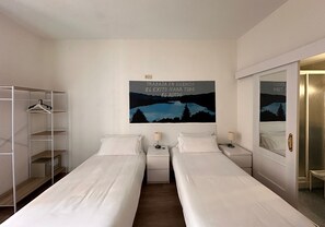 標準三人房, 陽台, 城市景觀 | 書桌、熨斗/熨衣板、免費無線上網、床單