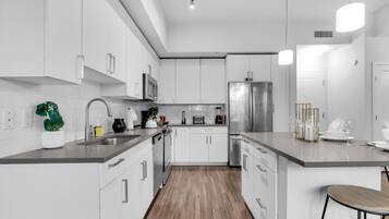 Refrigerador, microondas, horno y parrilla de estufa