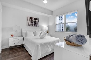 1 Schlafzimmer, Schreibtisch, schallisolierte Zimmer