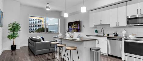 Geladeira, micro-ondas, fogão, cooktop