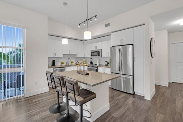 Réfrigérateur, micro-ondes, four, plaque de cuisson