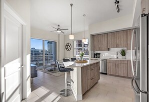 Jääkaappi, mikroaaltouuni, uuni, liesi