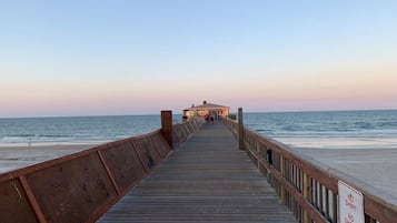En la playa, camastros y toallas de playa