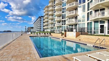 Alberca al aire libre y alberca climatizada