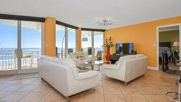 Smart TV, reproductor de DVD, tenis de mesa y libros