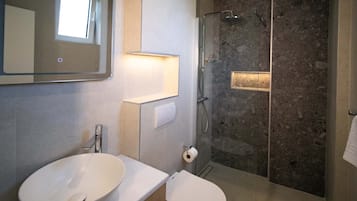 Ducha, secador de pelo, toallas, jabón