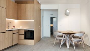 Appartement, 2 slaapkamers | Privékeuken | Een koelkast, een microgolfoven, een waterkoker, een diepvriezer