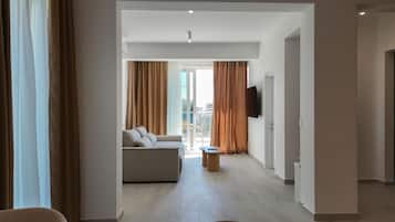 Apartamento, 2 quartos | Área de estar | TV de tela plana