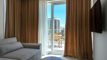 Apartamento, 2 habitaciones | Zona de estar | Una televisión de pantalla plana