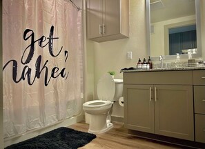 タオル、石鹸、トイレットペーパー