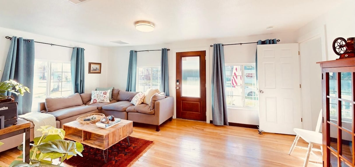 Lupitas Casita Cozy, Spacious Yard, Sleeps 10, Pets Ok, Fire Pit & Patio - Universal City, TX