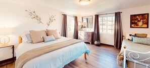 4 bedrooms, travel cot, free WiFi, bed sheets