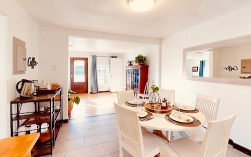 Lupita’s Casita Cozy, Spacious Yard, Sleeps 10, Pets OK, Fire Pit & Patio