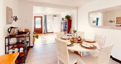 Lupita’s Casita Cozy, Spacious Yard, Sleeps 10, Pets OK, Fire Pit & Patio