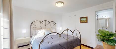 4 bedrooms, travel crib, free WiFi, bed sheets