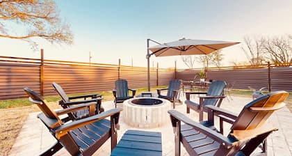 Lupita’s Casita Cozy, Spacious Yard, Sleeps 10, Pets OK, Fire Pit & Patio