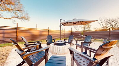 Lupita’s Casita Cozy, Spacious Yard, Sleeps 10, Pets OK, Fire Pit & Patio