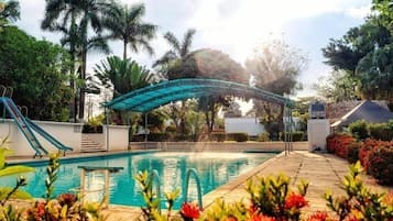 2 outdoor pools