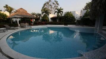 2 piscinas al aire libre