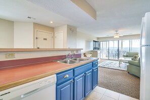 Fridge, microwave, oven, dishwasher - Newly Renovated Ozarks Condo: Pool & Hot Tub (Kimberling City)