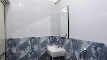 Deluxe Double Room, 1 Double Bed | Bathroom | Shower, free toiletries, slippers, towels