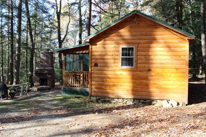 Outdoor dining - Luxury Couples Cabin in Cook Forest with hot tub, wood fireplace ~ NO PETS (Clarington)