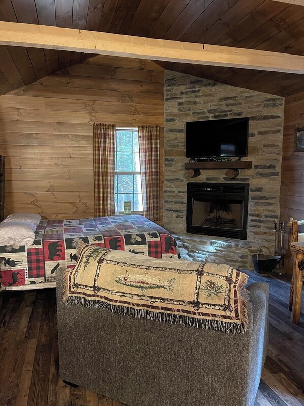WiFi, bed sheets - Luxury Couples Cabin in Cook Forest with hot tub, wood fireplace ~ NO PETS (Clarington)