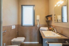 Shower, hair dryer, bidet, towels - Mulino Vista Lake - Three Bedroom Apartment, Sleeps 6 (Ossuccio)
