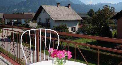 Charming 1-bedroom apartment in peaceful town Lesce. 10min drive to lake Bled