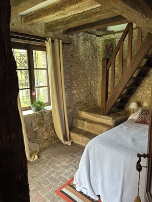 4 soverom, skrivebord, strykejern/-brett og internettilgang