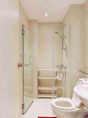 Een bidet, handdoeken