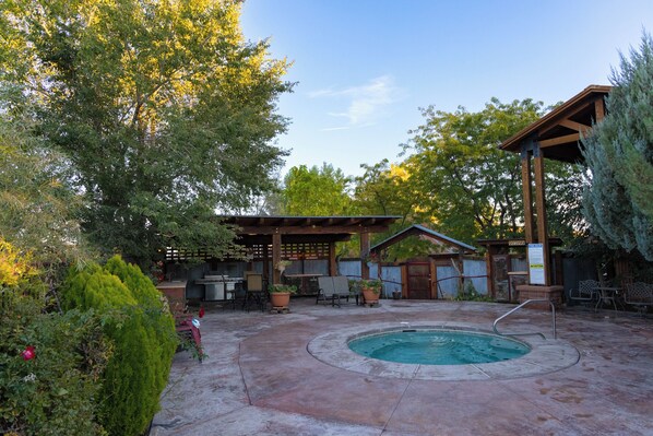Outdoor spa tub - Boulder Mountain Lodge (Boulder)