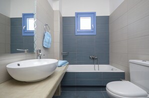 Een haardroger, handdoeken, zeep, toiletpapier