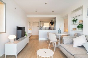 Smart-TV, Tischfußball, Tischtennisplatte, Bücher