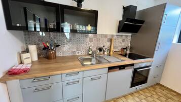 Kühlschrank, Ofen, Herdplatte, Geschirrspüler